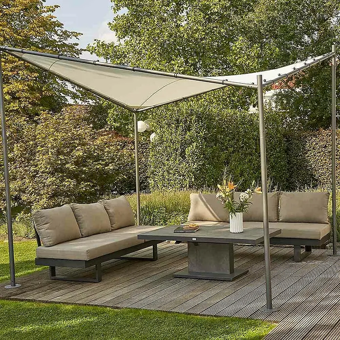Siena Garden Ersatzdach Berlino - Für Siena Garden Pavillon Berlino 3x3, Weiß - Das Bild zeigt eine moderne Terrassenüberdachung mit stilvollen Gartenmöbeln, ideal für entspannte Stunden im Freien. Die Möbel umfassen Sofas und einen Tisch.