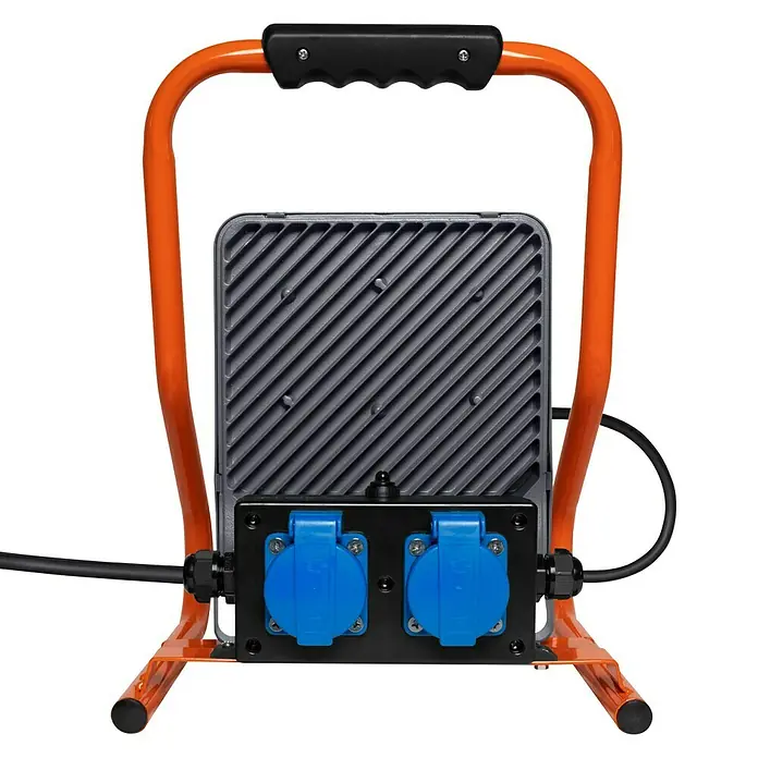 Ledvance LED-Strahler - 50 W, 4.500 lm, 4.000 K, L x B x H: 27 x 28 x 38 cm, IP44 - Die mobile LED-Baustellenleuchte mit robustem Tragegestell und zwei blauen Steckdosen bietet flexible Beleuchtung für den Einsatz auf Baustellen.