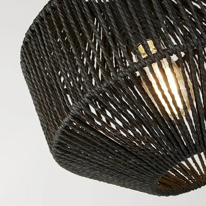 Searchlight Pendelleuchte - 60 W, L x B x H: 30 x 30 x 150 cm, Schwarz, Schwarz, E27 - Nahaufnahme einer schwarzen, geflochtenen Hängeleuchte mit einer sichtbaren Glühbirne, die ein warmes Licht ausstrahlt.