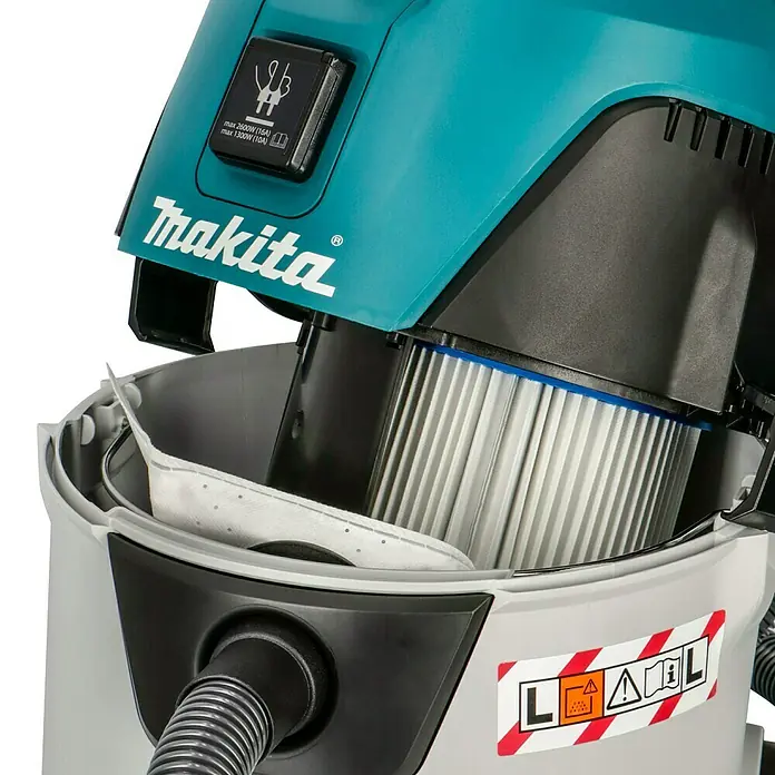 Makita Elektro-Nass- & Trockensauger VC2512L - 1.000 W, 25 l - Detailaufnahme eines Makita Staubsaugers mit offenem Filterfach, der den Filter und die Konstruktion zeigt.