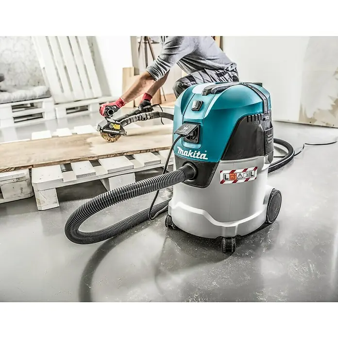 Makita Elektro-Nass- & Trockensauger VC2512L - 1.000 W, 25 l - Der Makita Nass- und Trockensauger sorgt für Sauberkeit in jeder Werkstatt, während er an eine Schleifmaschine angeschlossen ist.