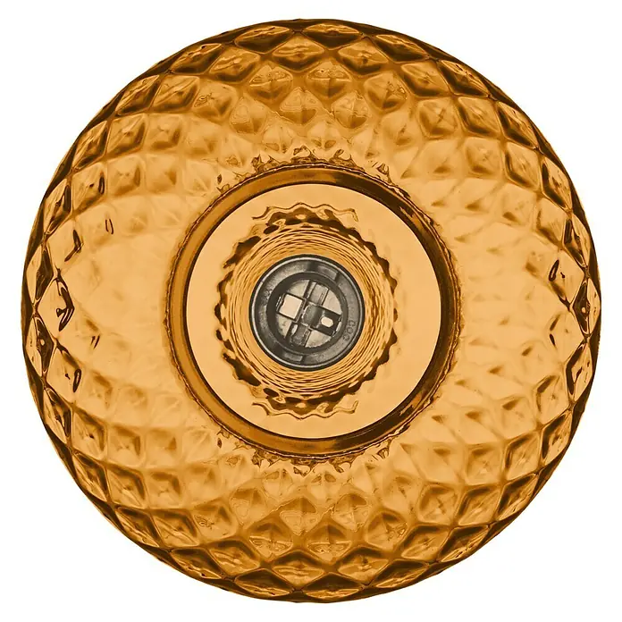 Ledvance Pendelleuchte rund 1906 Carve Pear - Orange, E27 - Nahaufnahme einer goldenen Glaslampe mit einem komplizierten Diamantenmuster und einem zentralen silbernen Knopf auf schwarzem Hintergrund.