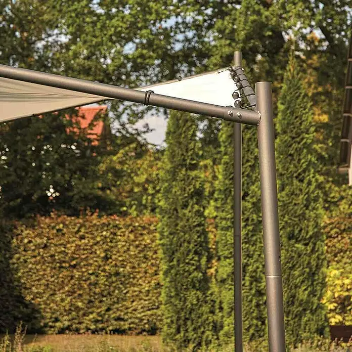 Siena Garden Ersatzdach Berlino - Für Siena Garden Pavillon Berlino 3x3, Weiß - Nahaufnahme einer modernen Pergola mit weißem Segel und grauen Metallpfosten vor üppigem Grün.