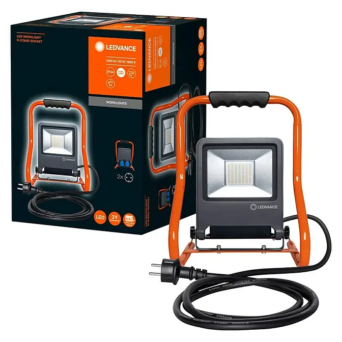 Ledvance LED-Strahler - 50 W, 4.500 lm, 4.000 K, L x B x H: 27 x 28 x 38 cm, IP44 - LEDVANCE LED-Arbeitsleuchte mit R-Ständer und Steckdose, 4500 lm, 50 W, 4000 K, ideal für Baustellen und Werkstätten.