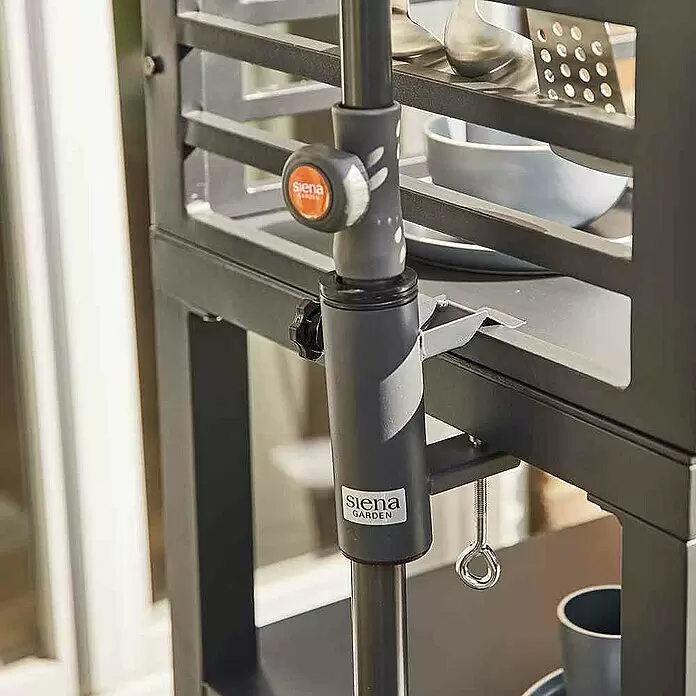 Siena Garden Balkonschirmständer Universal - Für Rohrdurchmesser: 32 mm - 48 mm - Dunkelgraues Metall-Außenküchenregal mit einer Siena Garden Stange, die an einem Regal befestigt ist und einen orangefarbenen Verstellknopf hat.