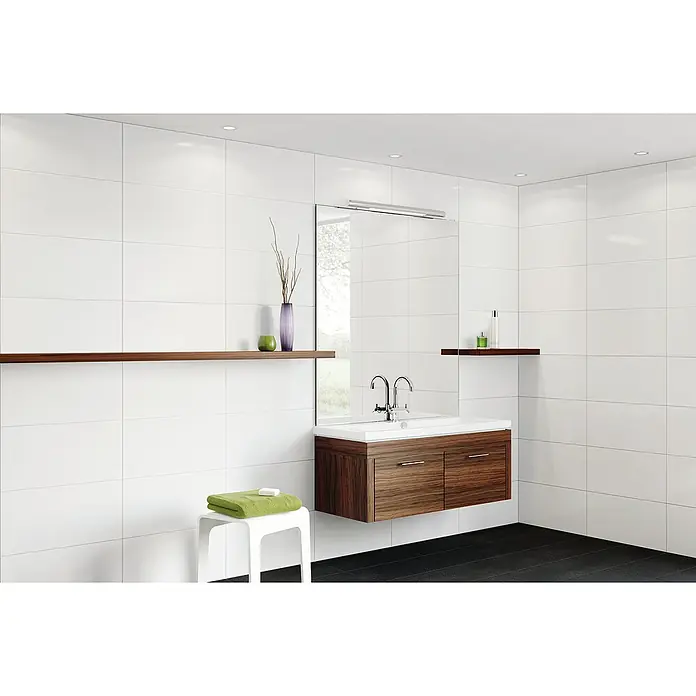 Ambiente by Palazzo Wandfliese Snowwhite New - 30 x 60 cm, Stärke: 9 mm, Weiß, Glänzend - Das Bild zeigt ein modernes Badezimmer mit einem Waschtisch aus Holz, weißen Fliesen und minimalistischer Dekoration für ein stilvolles Ambiente.
