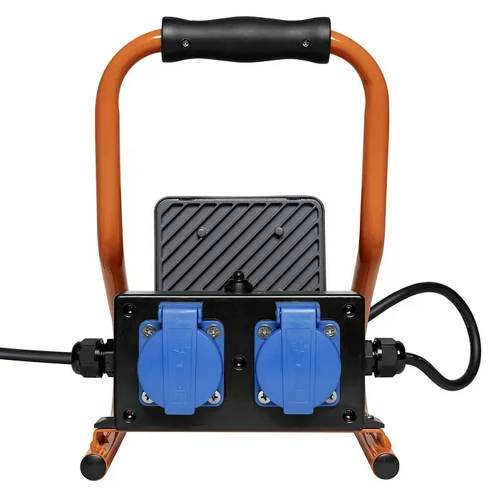 Ledvance LED-Strahler - 20 W, 1.700 lm, 4.000 K, L x B x H: 23 x 23 x 28 cm, IP44 - Nahaufnahme einer robusten Baustellen-Steckdosenleiste mit stabilem Tragegriff und zwei blauen Steckdosen für den Einsatz im Freien.
