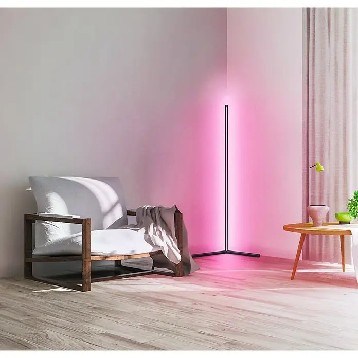 Ledvance Smart+ WiFi LED-Stehleuchte Floor Corner - Höhe: 72 cm, Aluminum, Kaltweiß - Eine minimalistische Eckstehlampe in Schwarz mit pinkfarbenem Licht, die ein modernes Ambiente in einem stilvollen Wohnraum schafft.