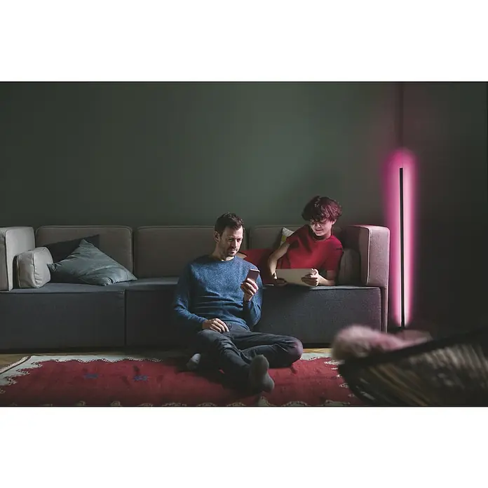 Ledvance Smart+ WiFi LED-Stehleuchte Floor Corner - Höhe: 72 cm, Aluminum, Kaltweiß - Intelligente Beleuchtungslösung: Schlanke, moderne Stehlampe mit farbiger LED-Beleuchtung, die ein gemütliches Ambiente schafft.