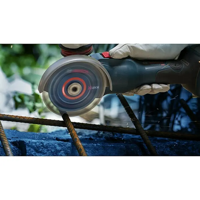 Bosch Professional X-Lock Diamant-Trennscheibe Diamond Metal Wheel X-Lock - 125 mm, Geeignet für: Metall, 1 Stk. - Winkelschleifer im Einsatz beim Schneiden von Stahl, Funken fliegen. Ideal für Metallarbeiten und Bauprojekte.