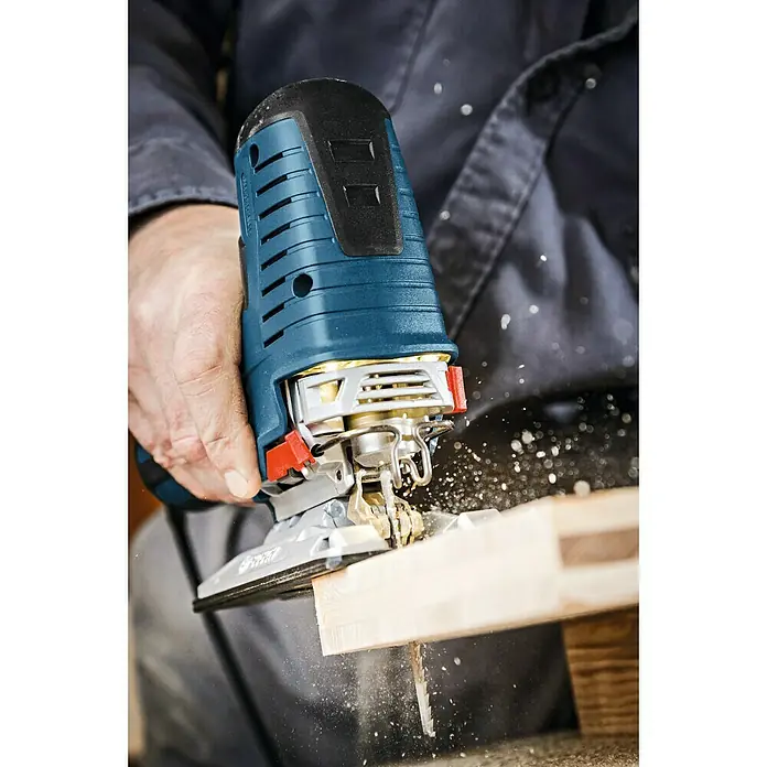 Craftomat Stichsägeblatt-Set - Holz/Metall/Kunststoff, 10 -tlg., T-Schaft - Nahaufnahme einer Stichsäge beim Schneiden von Holz, ideal für präzise Holzarbeiten.