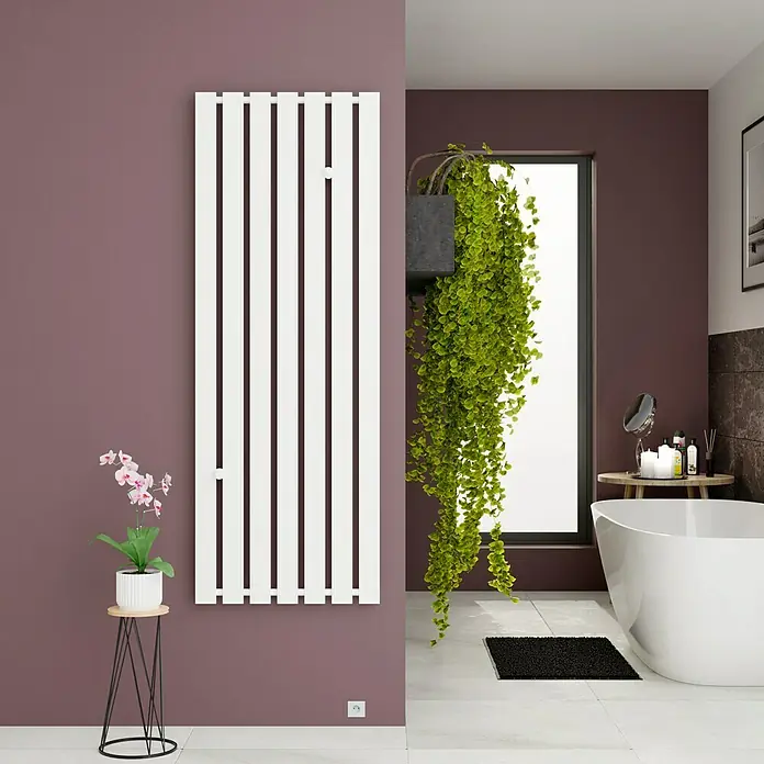 Admiral Designheizkörper Tokio - B x H: 550 x 1.500 mm, Weiß - Badezimmer-Szene mit einem eleganten, weißen Heizkörper an der Wand, der für Wärme und Stil sorgt.\n