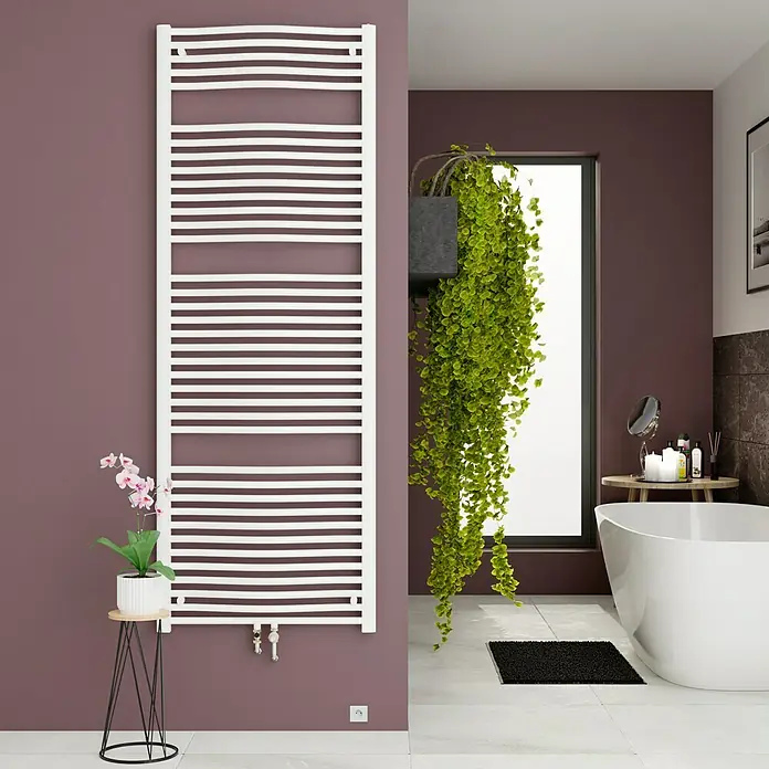 Admiral Badheizkörper Madrid - B x H: 600 x 1.770 mm, Wärmeleistung bei Vorlauftemperatur von 75 °C (D: 50): 1.090 W, Weiß - Elegante Badansicht mit einem weißen Handtuchwärmer, der an einer lila Wand montiert ist und für warme Handtücher sorgt.