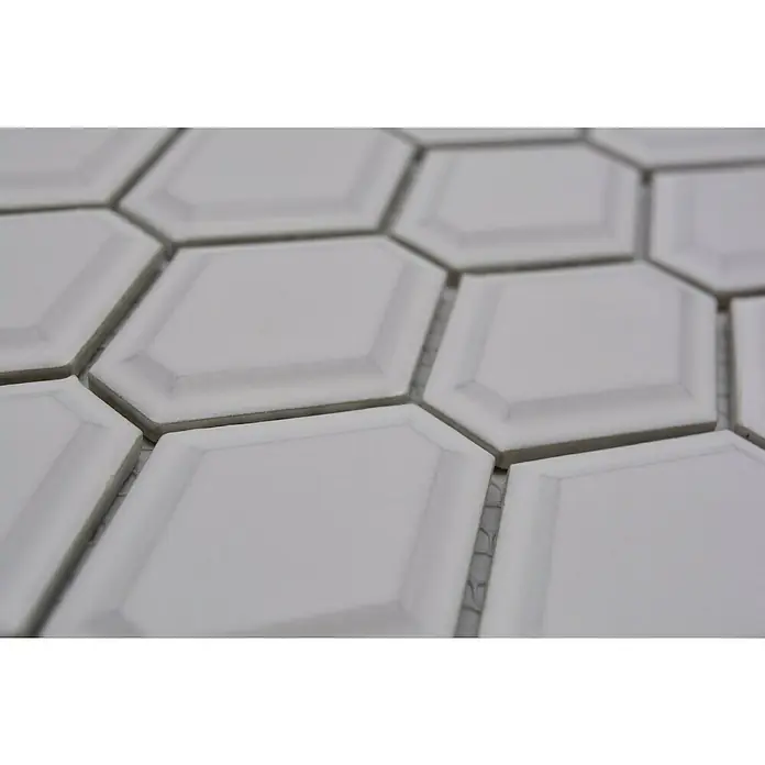 Mosaikfliese Diamant CG MD 3WM25,2 x 26,5 cm, Weiß, Matt - Nahaufnahme von weißen, sechseckigen Fliesen mit erhabenem Design, die ein elegantes und modernes Muster bilden.
