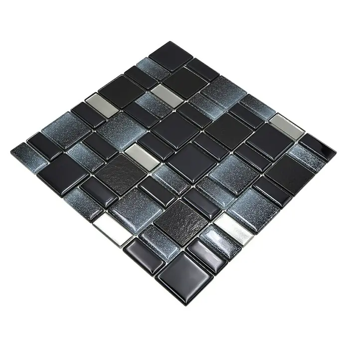 Mosaikfliese DAZZLE 05B - 30 x 30 cm, Schwarz, Glänzend - Nahaufnahme einer schwarzen quadratischen Mosaikfliese mit silbernen Akzenten, die ein modernes Design für die Inneneinrichtung bietet.