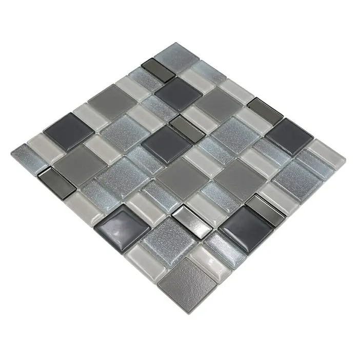 Mosaikfliese DAZZLE 16F - 30 x 30 cm, Grau, Glänzend - Detailaufnahme einer quadratischen Mosaikfliese in Grau- und Silbertönen, ideal für moderne Wandgestaltungen.