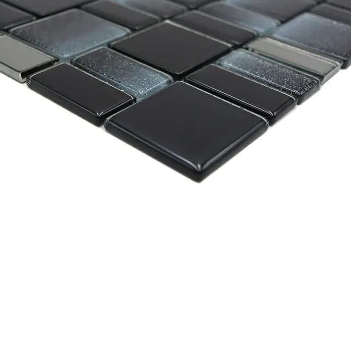 Mosaikfliese DAZZLE 05B - 30 x 30 cm, Schwarz, Glänzend - Nahaufnahme von schwarzen und grauen Glasmosaikfliesen, die ein schickes und modernes Muster für Innenräume bilden.