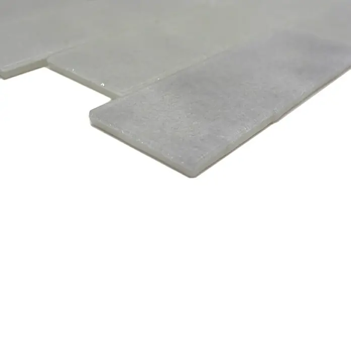 Mosaikfliese Mauerverbund LOFT 39LF - 30 x 30 cm, Weiß, Glänzend - Nahaufnahme einer hellen, rechteckigen Glasfliese mit leicht unregelmäßiger Oberfläche, ideal für moderne Wandgestaltungen.