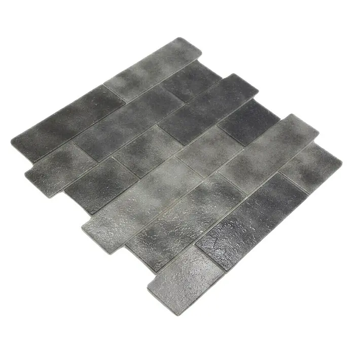 Mosaikfliese Mauerverbund LOFT 59LF - 30 x 30 cm, Grau, Glänzend - Nahaufnahme einer grauen Backstein-Wandpaneele, die eine stilvolle und moderne Optik für jede Innenraumgestaltung bietet.