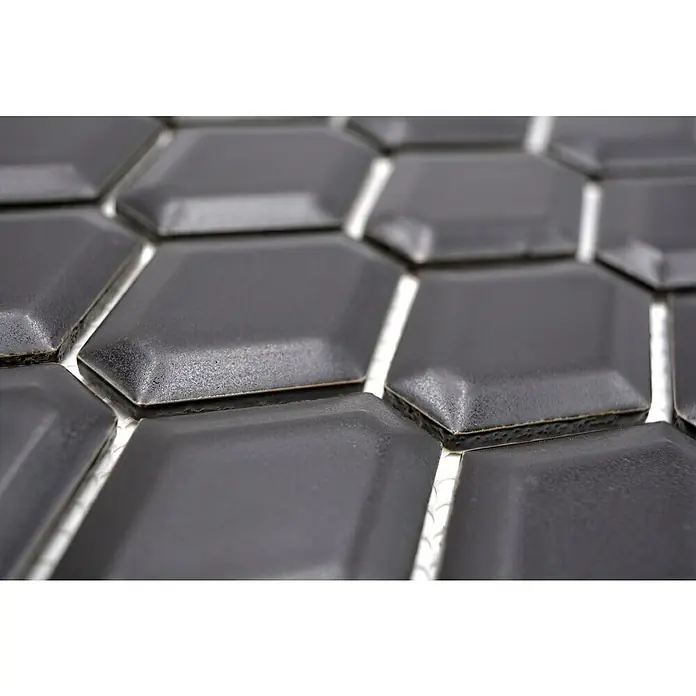 Mosaikfliese Diamant CG MD 7BM - 25,2 x 26,5 cm, Schwarz, Matt - Nahaufnahme von schwarzen, rautenförmigen Mosaikfliesen mit weißem Fugenmörtel, die ein modernes und stilvolles Designelement darstellen.