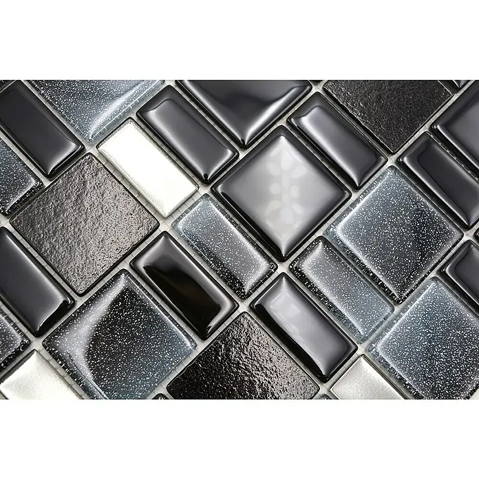 Mosaikfliese DAZZLE 05B - 30 x 30 cm, Schwarz, Glänzend - Nahaufnahme von schwarzen, grauen und weißen Mosaikfliesen, die ein stilvolles und modernes Muster bilden.