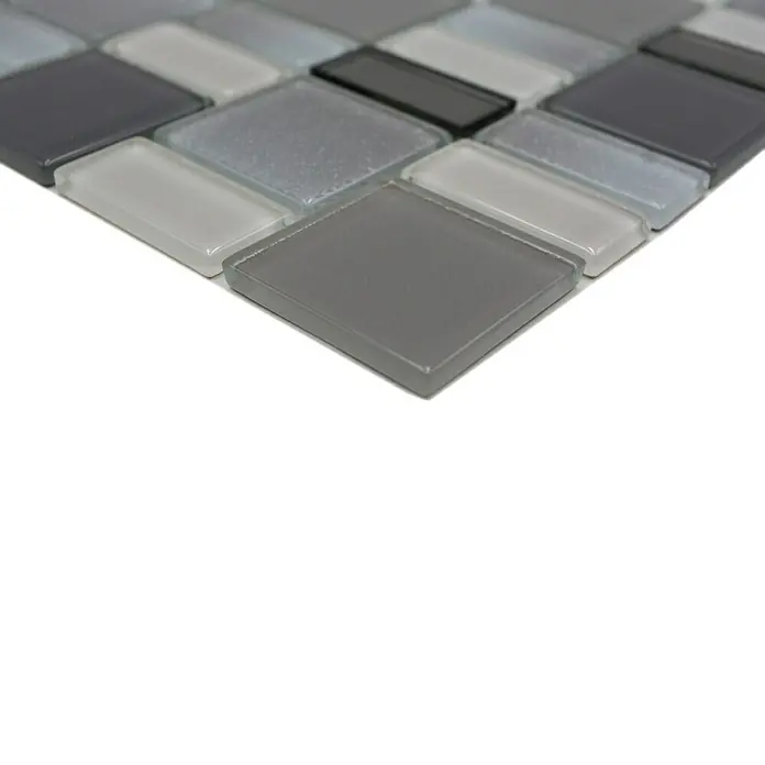 Mosaikfliese DAZZLE 16F - 30 x 30 cm, Grau, Glänzend - Graue und schwarze Glasmosaikfliesen für Bad, Küche oder Wandverkleidung. Die Oberfläche ist glatt und schimmert leicht.