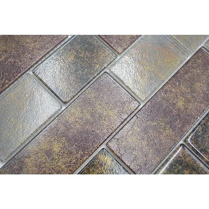 Mosaikfliese Mauerverbund LOFT 79LF - 30 x 30 cm, Braun/Beige, Glänzend - Nahaufnahme einer Vielzahl von rechteckigen Metallic-Mosaikfliesen mit einem schimmernden und strukturierten Finish für Wand- oder Bodendesign.