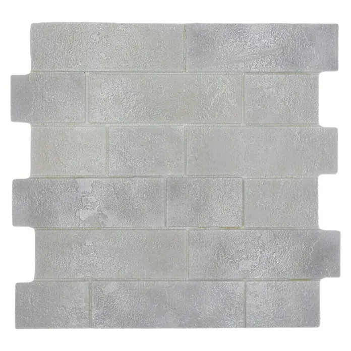 Mosaikfliese Mauerverbund LOFT 39LF - 30 x 30 cm, Weiß, Glänzend - Nahaufnahme einer grau-weißen Ziegelwandfliese mit einem unregelmäßigen Muster und einer glatten Oberfläche.