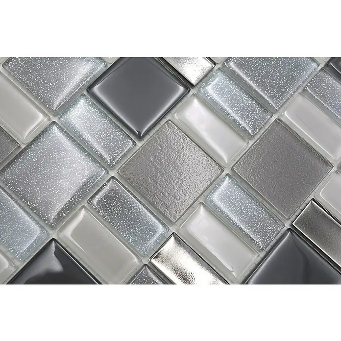 Mosaikfliese DAZZLE 16F - 30 x 30 cm, Grau, Glänzend - Nahaufnahme von schimmernden, silbernen Mosaikfliesen mit verschiedenen Texturen, die ein elegantes und modernes Design zeigen.