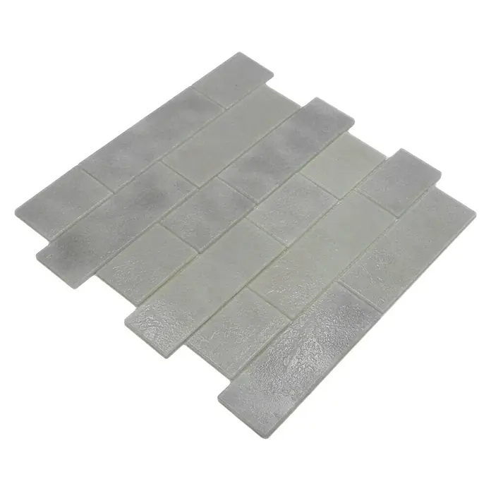 Mosaikfliese Mauerverbund LOFT 39LF - 30 x 30 cm, Weiß, Glänzend - Nahaufnahme eines rechteckigen Pflasterformulars aus Kunststoff, das ein Ziegelmuster zeigt und sich ideal für die Gestaltung von Gärten eignet.