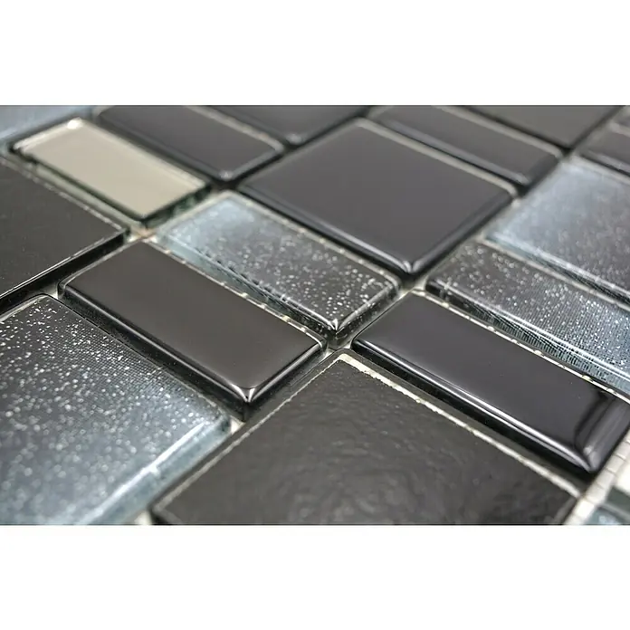 Mosaikfliese DAZZLE 05B - 30 x 30 cm, Schwarz, Glänzend - Nahaufnahme von schwarzen und grauen Mosaikfliesen mit glänzender Oberfläche, ideal für stilvolle Wand- und Bodengestaltungen.
