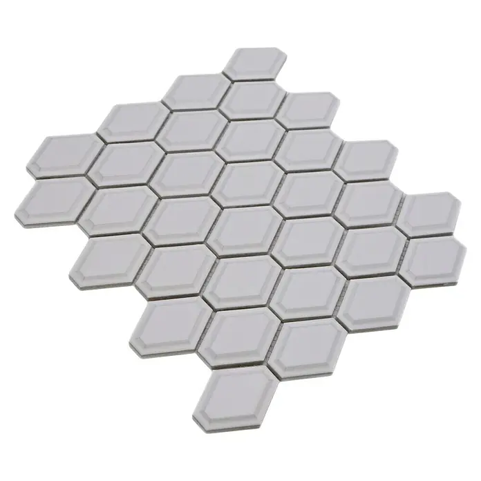 Mosaikfliese Diamant CG MD 3WM - 25,2 x 26,5 cm, Weiß, Matt - Nahaufnahme von einem Blatt hellgrauer, sechseckiger Mosaikfliesen mit facettierter Oberfläche auf einem schwarzen Hintergrund.