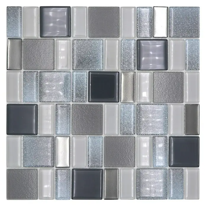 Mosaikfliese DAZZLE 16F - 30 x 30 cm, Grau, Glänzend - Nahaufnahme eines Musters aus silbernen, grauen und weißen Glasmosaikfliesen, die ein modernes und schimmerndes Design zeigen.
