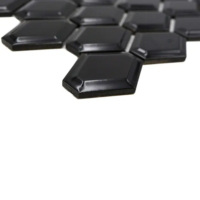 Mosaikfliese Diamant CG MD 5BG - 25,2 x 26,5 cm, Schwarz, Glänzend - Nahaufnahme von sechseckigen, glänzenden, schwarzen Fliesen. Ideal für stilvolle Wand- und Bodengestaltung mit modernem Look.