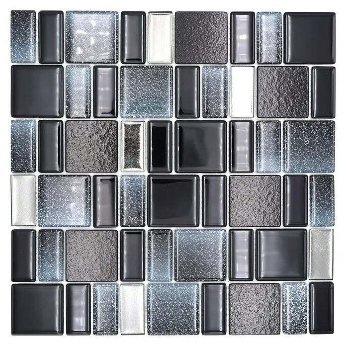 Mosaikfliese DAZZLE 05B - 30 x 30 cm, Schwarz, Glänzend - Nahaufnahme eines Musters aus grauen Glasmosaikfliesen in verschiedenen Formen und Texturen für Badezimmer und Küchen.