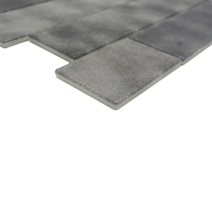 Mosaikfliese Mauerverbund LOFT 59LF - 30 x 30 cm, Grau, Glänzend - Detailaufnahme von grauen, rechteckigen Wandfliesen mit matter Oberfläche, die sich ideal für moderne Küchen oder Badezimmer eignen.