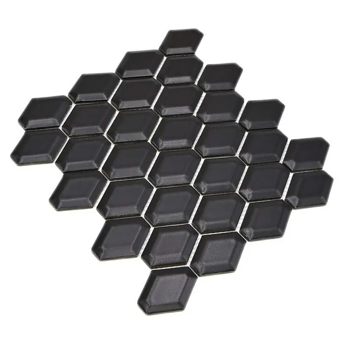 Mosaikfliese Diamant CG MD 7BM - 25,2 x 26,5 cm, Schwarz, Matt - Nahaufnahme von schwarzen, rautenförmigen Fliesen, die ein geometrisches Muster bilden, ideal für modernes Baddesign.
