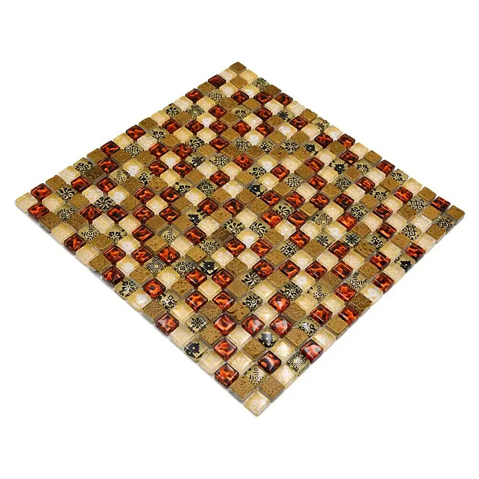Mosaikfliese Quadrat Crystal Mix XCM M700 - 30 x 30 cm, Beige, Glänzend - Nahaufnahme eines Mosaiks mit orangefarbenen, goldenen und beigen quadratischen Fliesen, die ein komplexes, dekoratives Muster bilden.