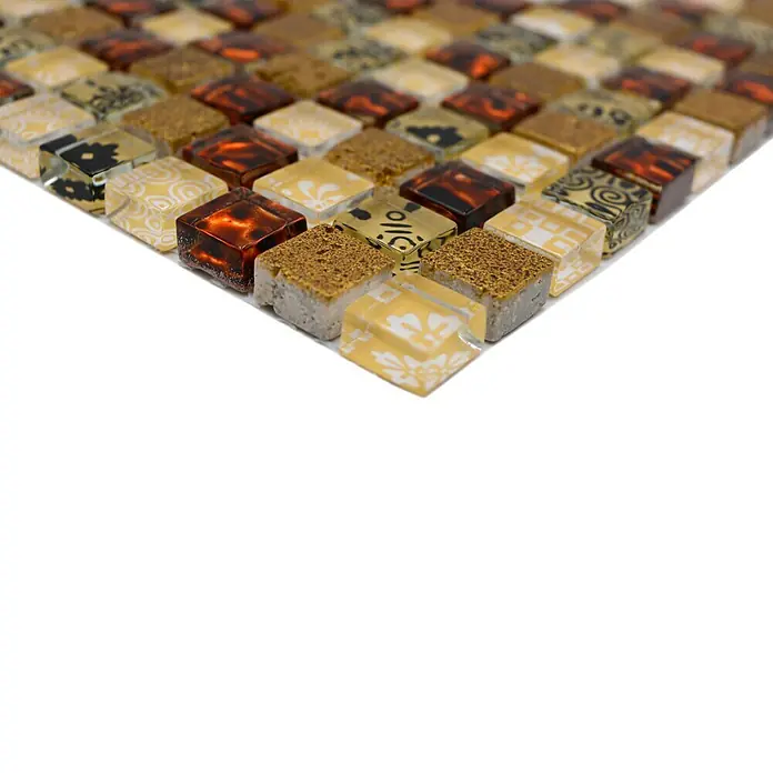 Mosaikfliese Quadrat Crystal Mix XCM M700 - 30 x 30 cm, Beige, Glänzend - Nahaufnahme von quadratischen Mosaikfliesen in Gelb-, Braun- und Bernsteintönen, ideal für Wand- und Bodendesign.