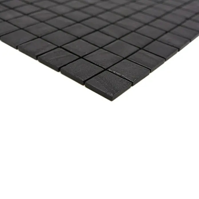 Mosaikfliese Quadrat Eco Uni TINA 03 - 31,5 x 31,5 cm, Schwarz/Anthrazit, Matt - Nahaufnahme eines Bogens aus schwarzen quadratischen Mosaikfliesen, perfekt für ein elegantes und modernes Design.