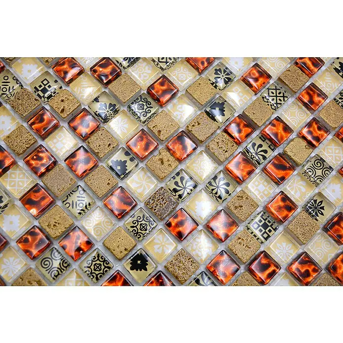 Mosaikfliese Quadrat Crystal Mix XCM M700 - 30 x 30 cm, Beige, Glänzend - Nahaufnahme von quadratischen Mosaikfliesen in verschiedenen Mustern, darunter orangefarbene, goldene und gemusterte Designs.
