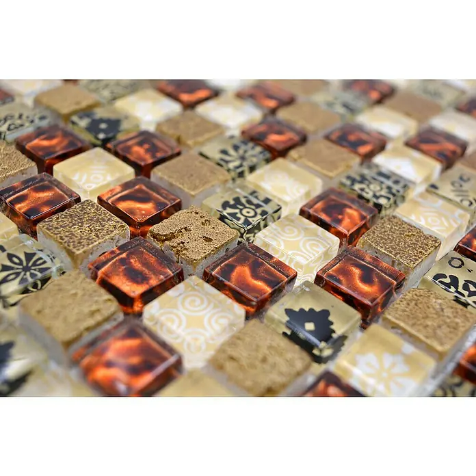 Mosaikfliese Quadrat Crystal Mix XCM M700 - 30 x 30 cm, Beige, Glänzend - Nahaufnahme von quadratischen Mosaikfliesen in verschiedenen Farben und Mustern, die ein dekoratives Wandbild bilden.