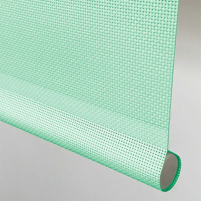 Estor enrollable screen 5% - An x Al: 90 x 250 cm, Verde Mint - Detalle de un estor enrollable verde menta con textura de tejido fino y parte inferior perforada, ideal para protección solar elegante.