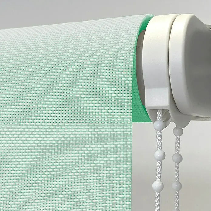 Estor enrollable screen 5% - An x Al: 90 x 250 cm, Verde Mint - Primer plano de una persiana enrollable verde menta con controles blancos y cordones, mostrando una sutil textura tejida.