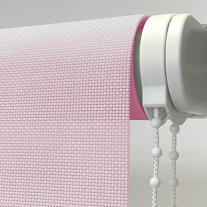 Estor enrollable screen 5% - An x Al: 90 x 250 cm, Rosa - Primer plano de un estor enrollable rosa con textura de tela y controles blancos, diseñado para un filtrado suave de la luz y privacidad.