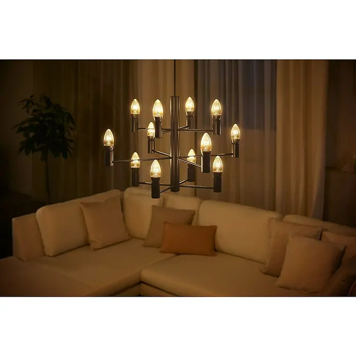 Philips Hue Smart-LED-Lampen Set Smart Vintage E27 - E14, Dimmbar, Warmweiß, 300 lm, 4,5 W, 2 Stk. - Elegante Pendelleuchte mit warmem Licht über einem gemütlichen Sofa, die eine einladende Atmosphäre schafft.