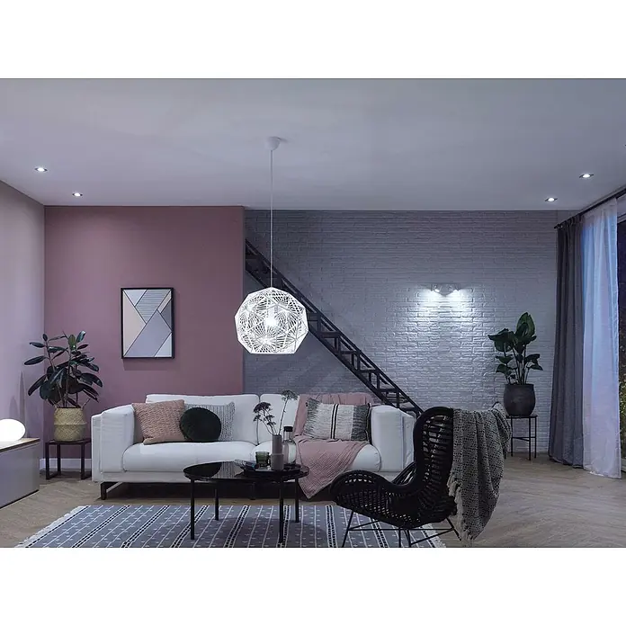 Philips Hue Set de bombillas LED inteligentes White Ambiance - E27, Intensidad regulable, Blanco cálido, 1.600 lm, 13 W, 1 ud. - Salón con lámpara colgante decorativa, sofá elegante y pared destacada. La lámpara crea un ambiente acogedor.