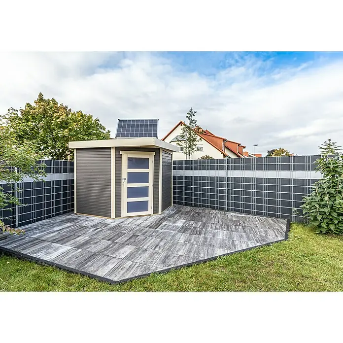 Offgridtec Solarmodul 0% MwSt. (gem. § 12 Abs. 3 UStG) - Nennleistung: 150 W, 114 x 68 x 3,5 cm, 1 Stk. - Das Bild zeigt ein modernes Gartenhaus mit Solarpanel auf einem gepflasterten Bereich, umgeben von einem Zaun und Grünfläche.