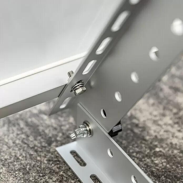 Offgridtec Solarmodul 0% MwSt. (gem. § 12 Abs. 3 UStG) - Nennleistung: 150 W, 114 x 68 x 3,5 cm, 1 Stk. - Silberfarbene Aluminium-Montagewinkel, mit Schrauben und Muttern verbunden.