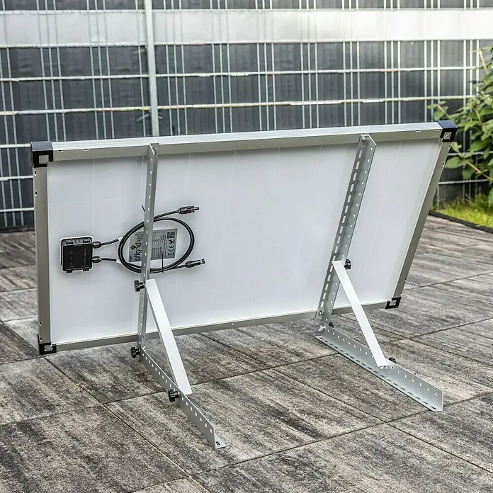 Offgridtec Solarmodul 0% MwSt. (gem. § 12 Abs. 3 UStG) - Nennleistung: 150 W, 114 x 68 x 3,5 cm, 1 Stk. - Nahaufnahme einer Solarplatte mit verstellbarer Halterung auf gepflastertem Untergrund, ideal für netzunabhängige Anwendungen.